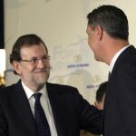 Mariano Rajoy saluda al candidato del PP a la Presidencia de la Generalitat de Cataluña, Xavier Garcia Albiol, a quien ha presentado hoy en el desayuno coloquio Nueva Economía Fórum