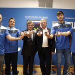 Fotografía facilitada por el equipo Movistar Estudiantes en la que aparecen, el presidente de la entidad, Fernando Galindo (3i), el director del área de imagen y captación de recursos de Aldeas Infantiles, Luis Alberto Ramasco (3d), el entrenador del equipo, Sergio Valdeolmillos (2i), y los jugadores Darío Brizuela (d), Javier Salgado (i) y Edgar Vicedo (2d)