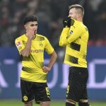 Los jugadores del Borussia Dortmund Mahmoud Dahoud y Andrey Yarmolenko
