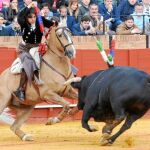 Diego Ventura clava una espectacular banderilla ayer en la maestranza de Sevilla, donde cortó dos orejas