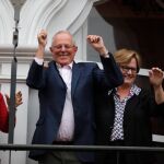 Pedro Pablo Kuczynski (segundo por la izquierda) saluda junto a su esposa, Nancy Lange (segunda por la derecha), y Martin Vizcarra y Mercedes Araoz, en Lima