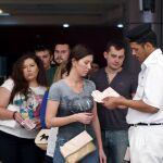 Un policía egipcio comprueba la identidad de turistas en el aeropuerto de Sharm el-Sheij