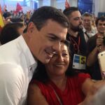 Pedro Sánchez posa para un selfie hoy en Tarragona en la fiesta de la gente mayor de los socialistas catalanes.