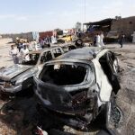Coches calcinados tras la explosión de un coche bomba en Samaua.