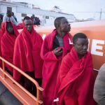 Llegada a Motril de los ocupantes de una lancha neumática en la que viajaban 59 inmigrantes de origen subsahariano, el pasado domingo