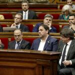 Carles Puigdemont (d), Oriol Junqueras (2d), Raul Romeva (i), y Jordi Turull (2i). EFE/ Andreu Dalmau