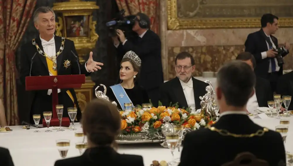El presidente de Argentina, Mauricio Macri (i), junto a la Reina Letizia y el presidente del Gobierno, Mariano Rajoy (d), durante su discurso al inicio de la cena de gala que los Reyes le ofrecen a él y a su esposa, Juliana Awada, hoy en el Palacio Real.