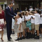 Los Reyes saludando a unos alumnos del Colegio Santa María de Yerma - Dominicas Misioneras Sagrada Familia, a su llegada a la sede del Tribunal Constitucional
