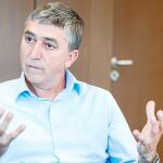 El conseller de Economía Sostenible, Rafael Climent, durante una entrevista concedida a LA RAZÓN
