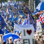 Los manifestantes se dirigen a la sede del Parlamento