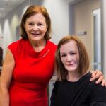 Nadia Thalmann (izquierda, por si hay alguna duda) posa junto al robot humanoide Nadine