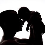 Un padre y un bebé, en una imagen de archivo
