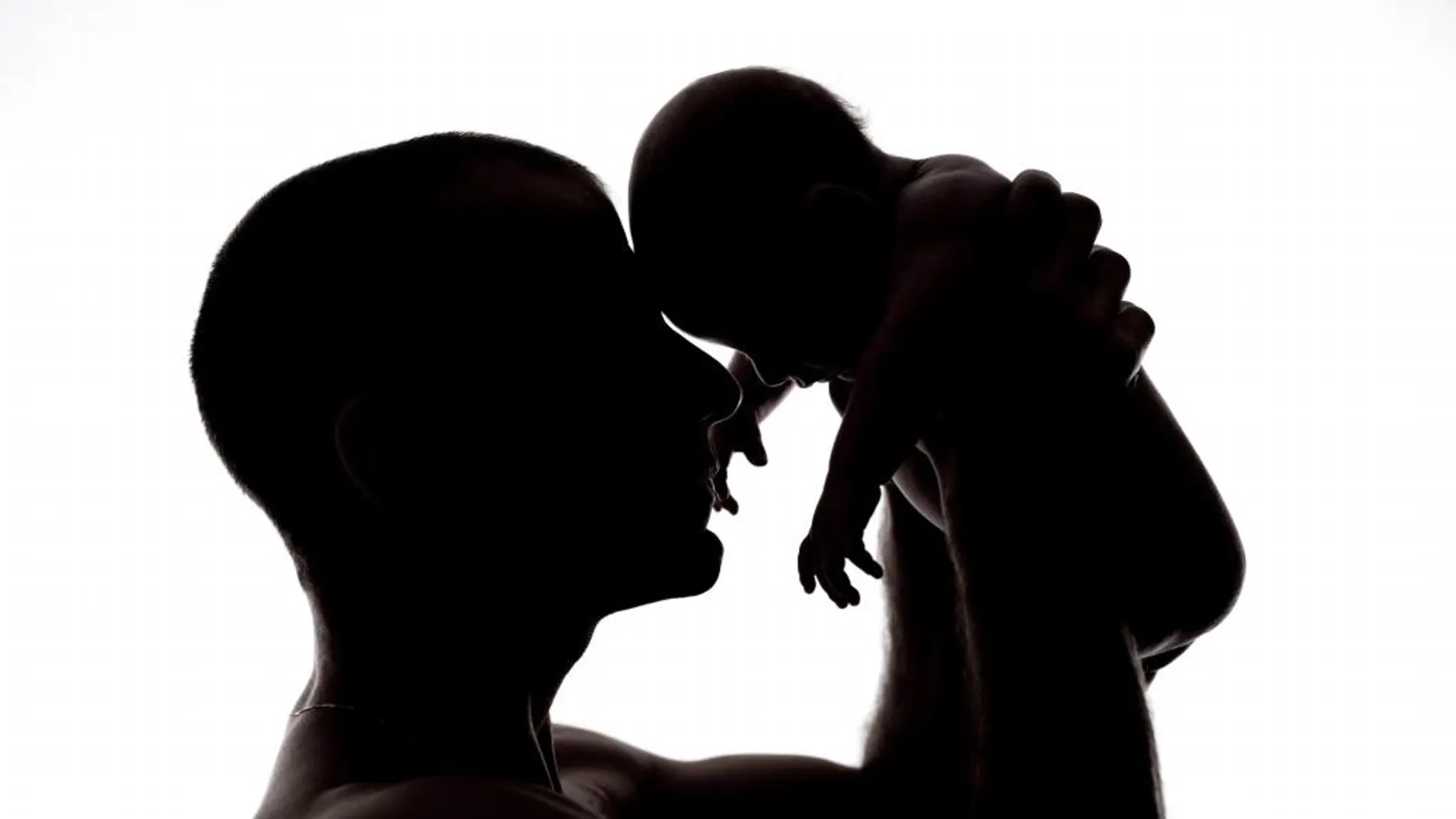 Un padre y un bebé, en una imagen de archivo