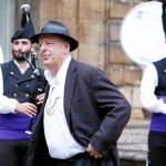Kentridge, ayer, en Oviedo, disfrutó con el homenaje de los gaiteros, a los que inmortalizó con su móvil
