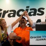 Lilian Tintori (i), esposa del líder opositor venezolano encarcelado Leopoldo López, levanta la mano de Enrique Marquez, miembro del comité ejecutivo del comando de campaña y diputado electo (d) ayer