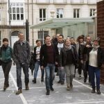 El presidente de Sortu, Hasier Arraiz, junto a los parlamentario de Eh Bildu, a su llegada al primer pleno del Parlamento vasco
