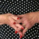 Teresa, de 63 años, llegó a estar 18 meses de baja debido a que abandonó los fármacos convencionales