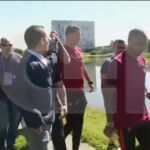 Fotograma del video en el que Ronaldo lanza el micrófono de un periodista al agua
