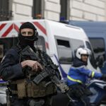 Un miembro de la Fuerza de Intervención de la Gendarmería Nacional (GIGN) vigila en las inmediaciones del Palacio de Justicia, donde Salah Abdeslam comparece