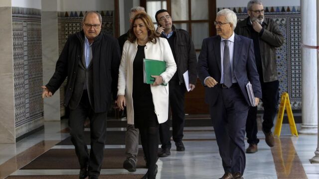 La presidenta de la Junta, Susana Díaz, rodeada de los socialistas Juan Cornejo, Manuel Jiménez Barrios, Mario Jiménez, detrás a la izquierda; y Máximo Díaz Cano