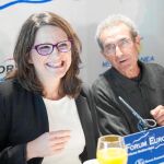La vicepresidenta del Consell y líder de Compromís, Mónica Oltra, junto al agricultor Vicent Martí