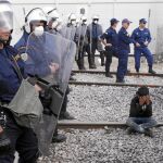 Un niño llora frente a un cordón policial en la frontera entre Grecia y Macedonia