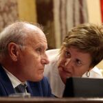 La secretaria primera del Parlament, Anna Simó, habla con un letrado de la cámara.