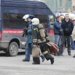 Bomberos y trabajadores de los servicios de emergencias se preparan para entrar en el metro tras el atentado terrorista