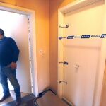 El vecino junto a la puerta precintada de la vivienda de los terroristas