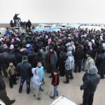Refugiados sirios procedentes de Alepo en la frontera con Turquía.