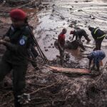 Bomberos intentan salvar un caballo atrapado en el lodo tras la rotura de dos barreras en un gran depósito de residuos de un complejo minero