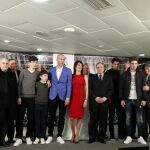 El francés Zinedine Zidane (5i) posa junto a su mujer, Véronique Zidane (c), y otros miembros de su famillia, con el presidente del Real Madrid, Florentino Pérez (5d), y los miembros de la Junta Directiva del club