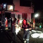 Bomberos y servicios de emergencia trabajan en el lugar del incendio