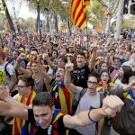 Un grupo de simpatizantes pro referéndum se manifestaban ayer frente a la sede el Tribunal Superior de Justicia para pedir la puesta en libertad de los detenidos