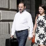 El portavoz provisional del grupo socialista, José Luis Ábalos, y la diputada Adriana Lastra, a su llegada esta mañana a las dependencias del Congreso.