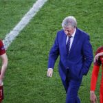 Los jugadores de la selección inglesa, Jamie Vardy y Dele Alli abandonan el campo de juego seguidos por el seleccionador, Roy Hodgson, tras terminar el partido