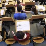 Varios jóvenes en una de las aulas de la Facultad de Odontología de la Universidad Complutense de Madrid, momentos antes del inicio de selectividad