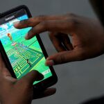 Un jugador con Pokemon Go en su móvil