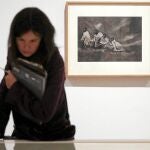 Una visitante de la muestra contempla parte del trabajo de Ortiz Echagüe