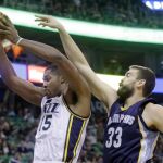 El jugador de los Memphis Grizzlies, Marc Gasol y Derrick Favors, jugador de os Utah Jazz