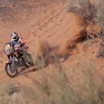 El piloto británico Sam Sunderland conduce su motocicleta KTM durante la undécima etapa del Dakar entre San Juan y Río Cuarto, en Argentina