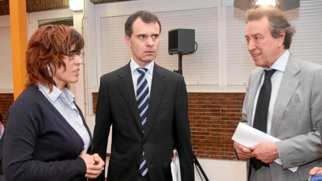 José Antonio De Santiago-Juárez dialoga con la representante de Coag Palencia, Rosa Sedano, en presencia del secretario de la Consejería, José Manuel Herrero