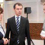 José Antonio De Santiago-Juárez dialoga con la representante de Coag Palencia, Rosa Sedano, en presencia del secretario de la Consejería, José Manuel Herrero