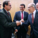 El ministro de Hacienda en funciones saluda al conseller del ramo, Vicent Soler, con su equipo detrás