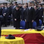 Los Reyes Felipe VI y Letizia y el presidente del Gobierno, Mariano Rajoy (i), durante el funeral de Estado por los policías Jorge García Tudela e Isidro Gabino San Martín Hernández, fallecidos en el atentado talibán perpetrado en la embajada española en Kabul (Afganistán)