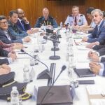 Representantes del Gobierno, Generalitat, Ayuntamiento y fuerzas de seguridad se reunieron ayer para abordar las carencias en el control de pasaportes