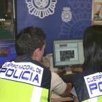 Dos agentes de la unidad de la Policía especializada en ciberacoso, en una imagen de archivo