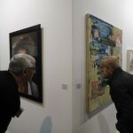 Dos visitantes en la francesa Nathalie Obadia, en 36ª edición de la Feria Internacional de Arte Contemporáneo (ARCO)
