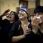 Familiares de los coptos asesinados en Egipto.