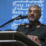 El general Mohamad Ali Yafarí atiende a los medios de comunicación